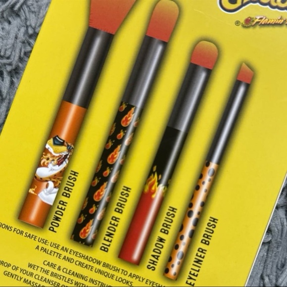 🔥🔥 Cheetos Flamin’ Hot Crunchy Cosmetic Brush Set🔥🔥 - Picture 3 of 3